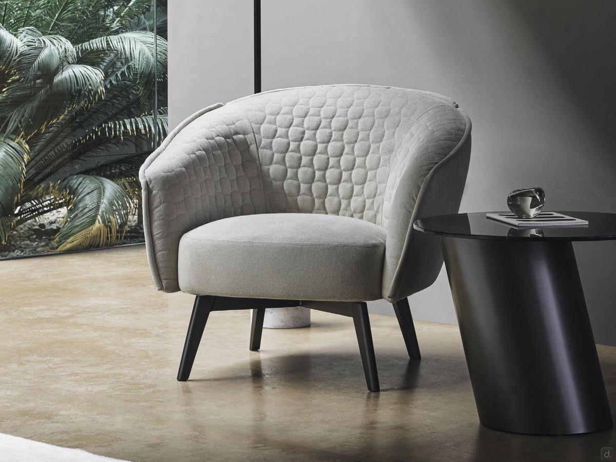 Bruno Fauteuil tapissé avec pieds en métal par Bonaldo, disponible tapissé en tissu et en cuir, avec un choix de trois piétements.